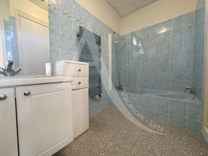 Koupelna v ubytování MAISON 3 CHAMBRES MONT SAINT CLAIR + 14 fotografií