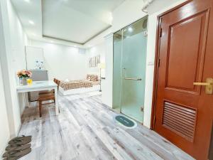 una stanza con una porta a vetri, un tavolo e una sedia di La Casa Di Dicembre 186 Đội Cấn a Hanoi