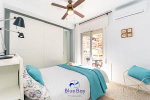 Un dormitorio chico azul con cama y ventilador de techo en La Playa APT by Bluebay, en La Herradura