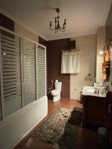 Un baño con inodoro, lavabo y bañera. en Zayed Villa, en Sheikh Zayed