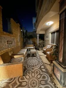 un patio al aire libre con sofás y una alfombra en Zayed Villa, en Sheikh Zayed