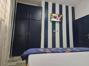 Una cama o camas en una habitación de Résidence meublée Yamoussoukro