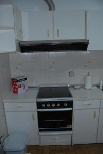 a kitchen with a stove top oven in a kitchen at Apartamento Tatiana in Seia
