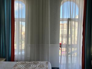 Posteľ alebo postele v izbe v ubytovaní Royal Grand Hotel