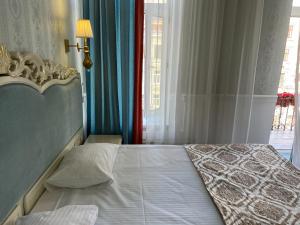 Posteľ alebo postele v izbe v ubytovaní Royal Grand Hotel