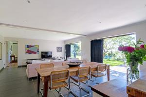 ケープタウンにあるApartment on Constantia wine routeのテーブルと椅子とソファのあるリビングルーム