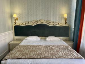 Posteľ alebo postele v izbe v ubytovaní Royal Grand Hotel