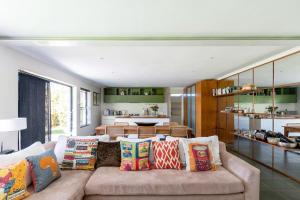 ケープタウンにあるApartment on Constantia wine routeのリビングルーム(カラフルな枕とソファ付)