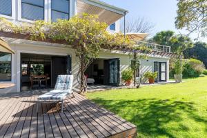 ケープタウンにあるApartment on Constantia wine routeの庭のデッキに座る椅子