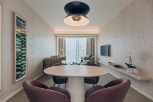 Uma TV ou centro de entretenimento em Vignette Collection SOUMA Hotel by IHG