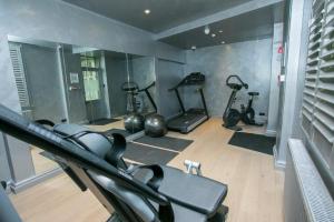 Fitness centrum a/nebo fitness zařízení v ubytování Vancouver Hotel and Studios