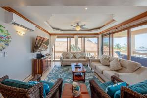 un soggiorno con divano e sedie di Hol Chan Reef Oceanfront Residences a San Pedro