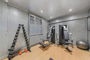Fitness centrum a/nebo fitness zařízení v ubytování Vancouver Hotel and Studios
