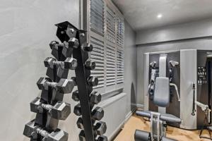 Fitness centrum a/nebo fitness zařízení v ubytování Vancouver Hotel and Studios
