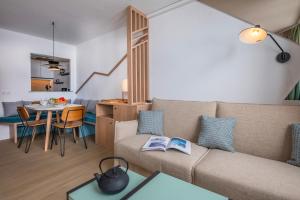 a living room with a couch and a table at Résidence Pierre & Vacances Capella in Avoriaz