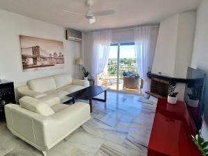una sala de estar con un sofá y una mesa en SR Adelina's Panoramic Sea view Calahonda, en Mijas Costa