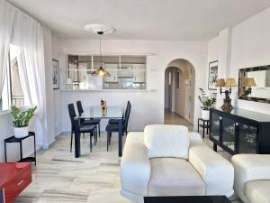 Una sala de estar y un comedor con mesa y sillas. en SR Adelina's Panoramic Sea view Calahonda, en Mijas Costa