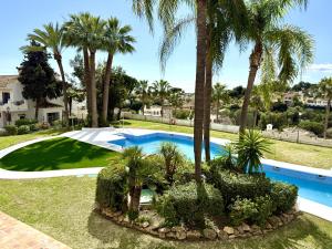 una imagen de una piscina con palmeras en SR Adelina's Panoramic Sea view Calahonda, en Mijas Costa
