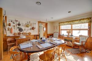 Χώρος καθιστικού στο Chester Farmhouse on 100 Acres, 15 Min to Okemo!