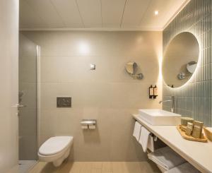 Um banheiro em AR Diamante Beach & SPA Hotel 4 SUP