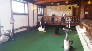 una habitación con un gimnasio con equipamiento de ejercicio. en Meister BÄR HOTEL Bayreuth, en Goldkronach