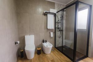 ein Badezimmer mit Toilette und Dusche in der Unterkunft Casa da Madrinha in Fenais da Ajuda + 44 Fotos