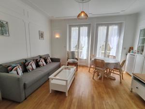 un salon avec un canapé et une table dans l'établissement L'hermine, à Saint-Malo