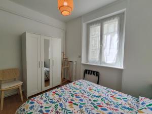 une chambre avec un lit et une fenêtre dans l'établissement L'hermine, à Saint-Malo