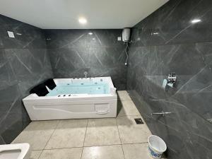 Koupelna v ubytování Hotel Shyam Paradise