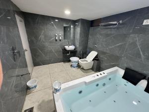 Koupelna v ubytování Hotel Shyam Paradise