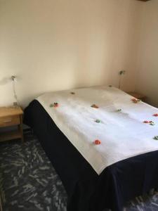 a bed with flowers on it in a room at Privat hus mellem Legoland og Givskud Zoo in Gadbjerg