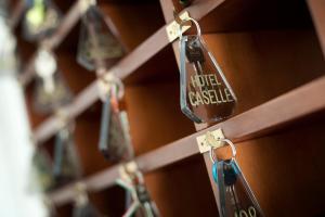 Un montón de llaves están colgadas en un estante en Hotel Caselle, en San Lazzaro di Savena