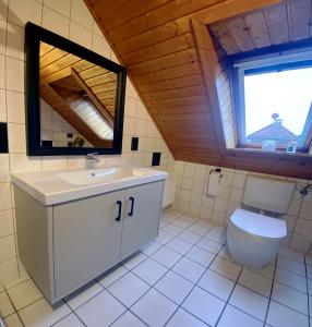 Koupelna v ubytování Nessmersiel, Ferienwohnung mit Balkon in Deichnähe, Wallbox, renoviert + 18 fotografií