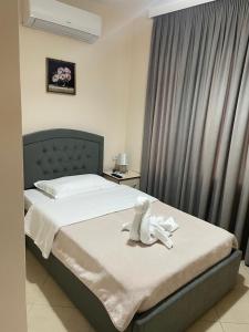 R HOTEL客房内的一张或多张床位
