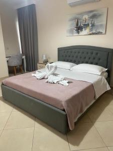 R HOTEL客房内的一张或多张床位