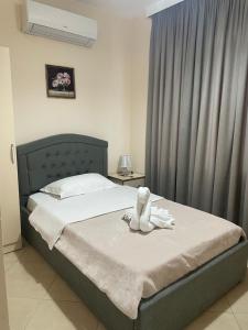 R HOTEL客房内的一张或多张床位
