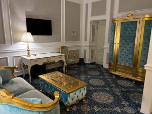 Televízia a/alebo spoločenská miestnosť v ubytovaní Royal Grand Hotel