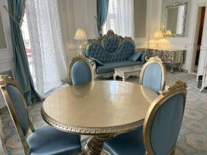 Posedenie v ubytovaní Royal Grand Hotel