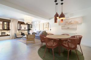 塞维利亚San Francisco Top-Luxury, by Homing U的带桌椅的客厅