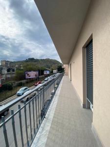 - Balcón de un edificio con vistas a la autopista en DADE Houses, en Bagheria