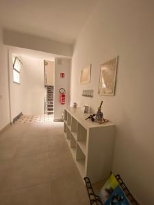 Una habitación con un mostrador blanco y un pasillo. en DADE Houses, en Bagheria