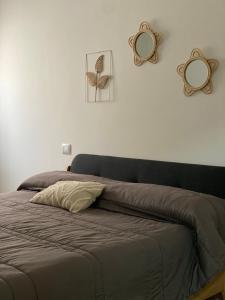 1 cama en un dormitorio con 2 espejos en la pared en DADE Houses, en Bagheria