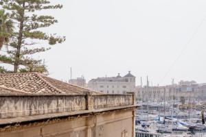 Blick auf einen Hafen mit Booten im Wasser in der Unterkunft Eos Serenity Suites in Syrakus