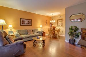 Posezení v ubytování Parkway Condo about Walk to Island in Pigeon Forge!