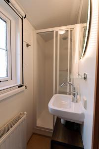 Chalet aan de bosrandにあるバスルーム +20枚の写真