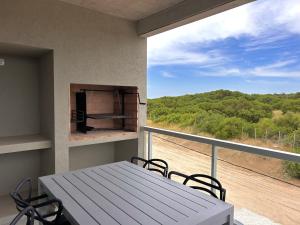 a balcony with a table and chairs and a view at Jade Residencias de Mar in Villa Gesell