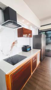 Η κουζίνα ή μικρή κουζίνα στο 2-Bedroom Beach Front Chaloklum