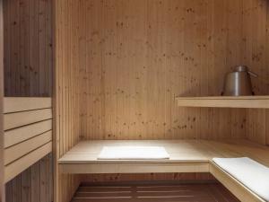 sauna z czajnikiem na drewnianej ścianie w obiekcie Radisson Blu Arlandia Hotel, Stockholm-Arlanda w mieście Arlanda