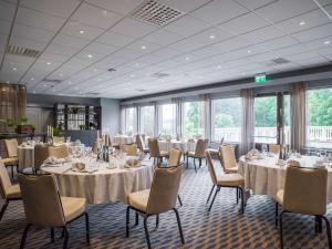 sala bankietowa ze stołami, krzesłami i oknami w obiekcie Radisson Blu Arlandia Hotel, Stockholm-Arlanda w mieście Arlanda