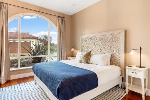 Un dormitorio con una cama y una ventana grande. en Colina by AvantStay Secluded Mountain Top Oasis w Pool Hot Tub Putting Green, en Santa Rosa West 107 fotos más